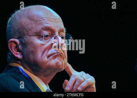 James R. Clapper, Jr., lieutenant général à la retraite dans l'armée de l'air des États-Unis et ancien directeur du renseignement national des États-Unis, écoute une question du public après avoir reçu le Paul Harris Fellowship Award du Rotary Club d'Indialantic, Floride, au King Center for the Performing Arts de Melbourne. Ce prix est la plus haute distinction du Rotary International. Banque D'Images