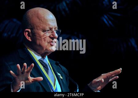 James R. Clapper, Jr., lieutenant général à la retraite dans l'armée de l'air des États-Unis et ancien directeur du renseignement national des États-Unis, s'adresse au public après avoir reçu le Paul Harris Fellowship Award du Rotary Club of Indialantic, Floride, au King Center for the Performing Arts de Melbourne. Ce prix est la plus haute distinction du Rotary International. Banque D'Images