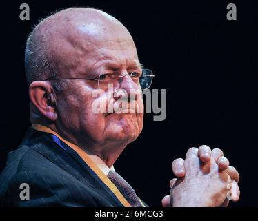 James R. Clapper, Jr., lieutenant général à la retraite dans l'armée de l'air des États-Unis et ancien directeur du renseignement national des États-Unis, écoute une question du public après avoir reçu le Paul Harris Fellowship Award du Rotary Club d'Indialantic, Floride, au King Center for the Performing Arts de Melbourne. Ce prix est la plus haute distinction du Rotary International. Banque D'Images