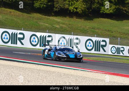 Scarperia - Italie, 28 octobre 2023 : Ferrari 296 GT3 en action sur le circuit du Mugello lors des Ferrari World finals 2023 en italie. Banque D'Images