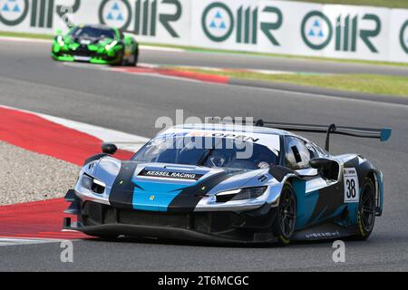 Scarperia - Italie, 28 octobre 2023 : Ferrari 296 GT3 en action sur le circuit du Mugello lors des Ferrari World finals 2023 en italie. Banque D'Images