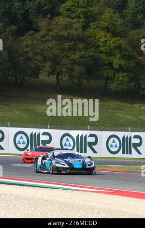 Scarperia - Italie, 28 octobre 2023 : Ferrari 296 GT3 en action sur le circuit du Mugello lors des Ferrari World finals 2023 en italie. Banque D'Images