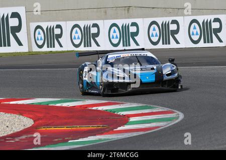 Scarperia - Italie, 28 octobre 2023 : Ferrari 296 GT3 en action sur le circuit du Mugello lors des Ferrari World finals 2023 en italie. Banque D'Images