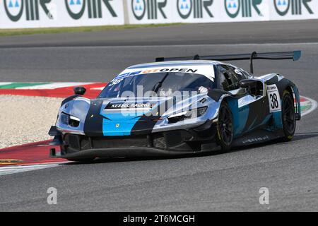 Scarperia - Italie, 28 octobre 2023 : Ferrari 296 GT3 en action sur le circuit du Mugello lors des Ferrari World finals 2023 en italie. Banque D'Images