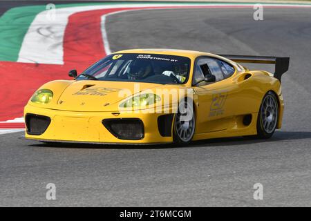 Scarperia - Italie, 28 octobre 2023 : Ferrari 360 Modena GTC en action sur le circuit du Mugello lors des Ferrari World finals 2023 en italie. Banque D'Images
