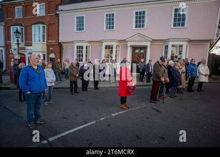 Jour du souvenir à Thaxted Essex Angleterre 11 Novemeber 2023 105 ans après que les canons se sont taisés sur les champs de la mort de l'Europe signalant la fin de la première Guerre mondiale de 1914-1918 à 11 heures dans le motrning le 11e jour du 11e mois le bon peuple de la petite ville de Thaxted rend hommage avec un silence de deux minutes dans le souvenir de ceux qui ont perdu mais qui ne sont pas oubliés devant le Guildhall. Photographie Brian Harris / Alamy News Banque D'Images