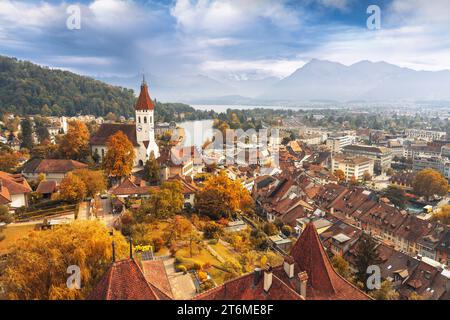 Thun, Suisse paysage urbain en automne. Banque D'Images