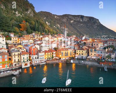 Varenna, Italie vue du dessus du lac de Côme au crépuscule. Banque D'Images