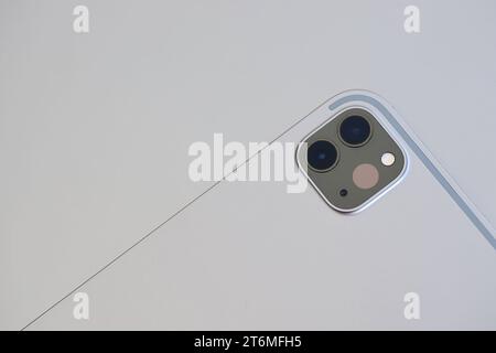 KYIV, UKRAINE - 4 MAI, 2023 : Apple appareil ipad se trouve sur le corps macbook gros plan Banque D'Images