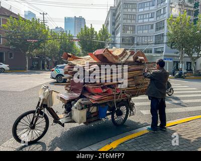 Shanghai, Chine, paysan Chinois homme, collecte des déchets recyclables dans la rue, pousse-pousse, quartier, Centre-ville, PERSONNE ÂGÉE DE PAUVRETÉ, les migrants de la vieille chine Banque D'Images