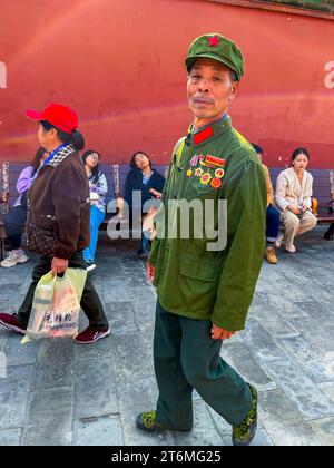 Pékin, Chine, vieux soldat chinois marchant dans la Cité interdite, avec l'uniforme traditionnel de l'Armée populaire sur la rue, portraits, homme éditorial vintage Banque D'Images