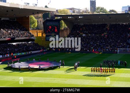 Les joueurs, les supporters et les officiels observent un silence de deux minutes le jour du souvenir avant le match de Premier League au Molineux Stadium, Wolverhampton. Date de la photo : Samedi 11 novembre 2023. Banque D'Images