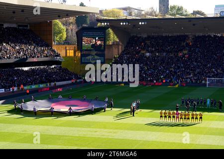 Les joueurs, les supporters et les officiels observent un silence de deux minutes le jour du souvenir avant le match de Premier League au Molineux Stadium, Wolverhampton. Date de la photo : Samedi 11 novembre 2023. Banque D'Images