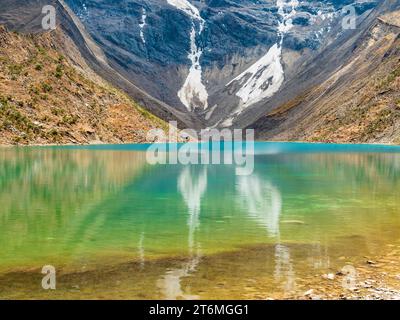 Vue imprenable sur les eaux émeraude de la lagune Humantay avec le glacier en arrière-plan, région de Cusco, Pérou Banque D'Images