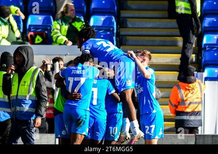 Peterborough, Royaume-Uni. 11 novembre 2023. Peterborough célèbre le troisième but de Kwame Poku (11 Peterborough United) lors du match de Sky Bet League 1 entre Peterborough et Cambridge United à London Road, Peterborough le samedi 11 novembre 2023. (Photo : Kevin Hodgson | MI News) crédit : MI News & Sport / Alamy Live News Banque D'Images