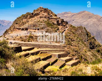 Vue imprenable sur le complexe archéologique de Pisac avec les ruines de la vieille ville et les champs agricoles en terrasses, vallée sacrée des Incas, région de Cusco, Pérou Banque D'Images