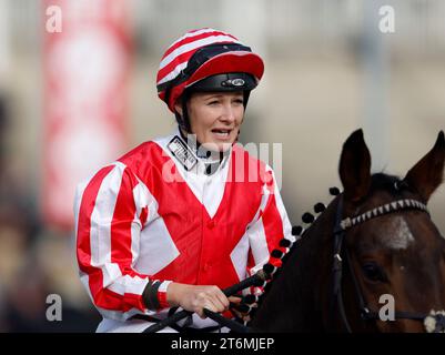 La jockey Joanna Mason débarrasse Bulmer Bank avant le Virgin Bet Daily Price Boosts nursery pendant le Virgin Bet November handicap à l'hippodrome de Newcastle. Date de la photo : Samedi 11 novembre 2023. Banque D'Images