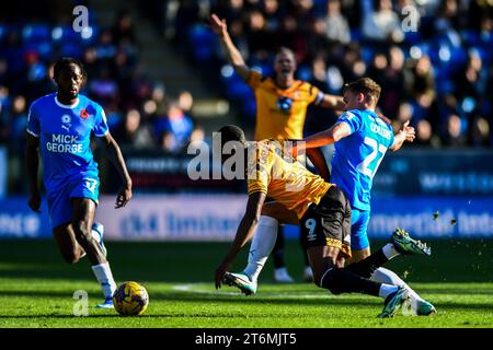 Peterborough, Royaume-Uni. 11 novembre 2023. Fejin Okenabirhie (9 Cambridge United) et Archie Collins (27 Peterborough United) défient pour le ballon lors du match Sky Bet League 1 entre Peterborough et Cambridge United à London Road, Peterborough le samedi 11 novembre 2023. (Photo : Kevin Hodgson | MI News) crédit : MI News & Sport / Alamy Live News Banque D'Images