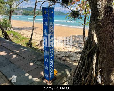 Panneaux de zone de risque de tsunami près de la plage. Banque D'Images