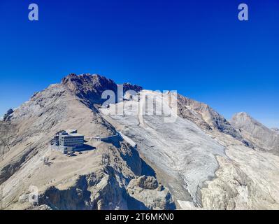 Vue sur le glacier de la Marmolade, été 2022, Dolomites, Italie Banque D'Images