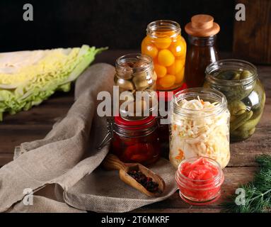 légumes fermentés en pots de verre aliments sains Banque D'Images
