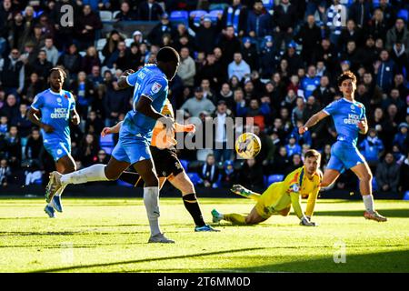 Peterborough, Royaume-Uni. 11 novembre 2023. Kwame Poku (11 Peterborough United) marque Peterborough 4e but lors du match de Sky Bet League 1 entre Peterborough et Cambridge United à London Road, Peterborough le samedi 11 novembre 2023. (Photo : Kevin Hodgson | MI News) crédit : MI News & Sport / Alamy Live News Banque D'Images
