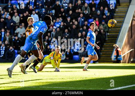 Peterborough, Royaume-Uni. 11 novembre 2023. Kwame Poku (11 Peterborough United) marque le 4e but de Peterborough lors du match de Sky Bet League 1 entre Peterborough et Cambridge United à London Road, Peterborough le samedi 11 novembre 2023. (Photo : Kevin Hodgson | MI News) crédit : MI News & Sport / Alamy Live News Banque D'Images