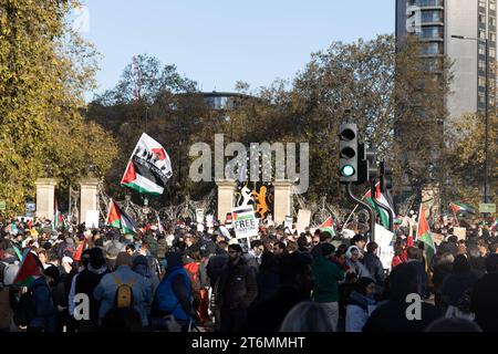 Londres, Royaume-Uni. 11 novembre 2023. Manifestation pro-Palestine - Marche de Hyde Park Banque D'Images