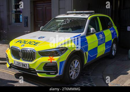 15 juin 2023 Un véhicule de police BMW dans la livrée Hi-Viz stationné près du château de Windsor dans le Berkshire Angleterre tandis que les Bobbies s'engagent dans des fonctions de contrl de foule Banque D'Images