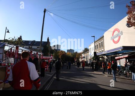 Un stand d'Arsenal vendant des souvenirs près de la station de métro Arsenal avant le match de Premier League entre Arsenal et Burnley à l'Emirates Stadium, Londres, Angleterre, le 11 novembre 2023. Photo de Joshua Smith. Usage éditorial uniquement, licence requise pour un usage commercial. Aucune utilisation dans les Paris, les jeux ou les publications d'un seul club/ligue/joueur. Banque D'Images