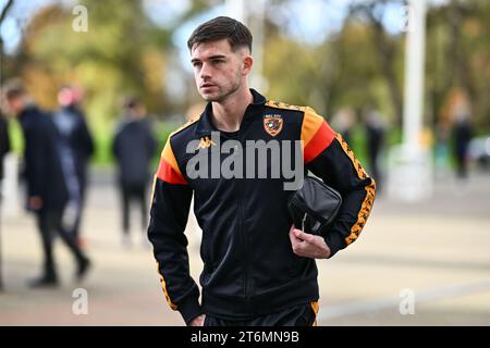 James Furlong #25 de Hull City arrive avant le Sky Bet Championship Match Hull City vs Huddersfield Town au MKM Stadium, Hull, Royaume-Uni, le 11 novembre 2023 (photo de Craig Thomas/News Images) Banque D'Images