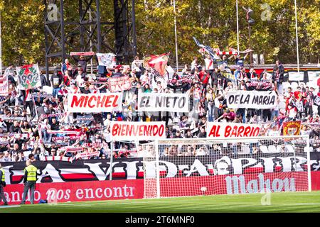 11 novembre 2023, Madrid, Madrid, Espagne: les supporters du Rayo Vallecano arborent une bannière en hommage à Miguel Angel Sanchez Munoz, mieux connu sous le nom de Michel, figure historique du Rayo Vallecano et actuel entraîneur de Gérone, avant le match de football de la Liga EA Sports 2022/23 entre Rayo Vallecano et Girona à l'Estadio de Vallecas à Madrid, Espagne. (Image de crédit : © Alberto Gardin/ZUMA Press Wire) USAGE ÉDITORIAL SEULEMENT! Non destiné à UN USAGE commercial ! Banque D'Images