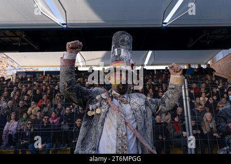 IBI, Espagne - 28 décembre 2022 : Portrait du personnage jouant le maire couvert de farine riant et célébrant avec ses bras levés après le t Banque D'Images