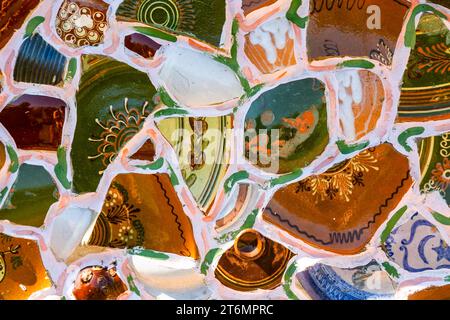 Fond de mosaïque. Gros plan. Mosaïque murale avec des plaques en céramique brisées colorées. Banque D'Images