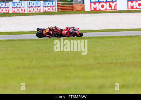 Selangor, Malaisie. 11 novembre 2023. 11 novembre 2023 ; Sepang International circuit, Sepang, Selangor, Malaisie; 2023 Malaysian MotoGP, Journée qualificative ; Enea Bastianini, Jack Miller pendant la course de sprint au MotoGP Malaysian crédit : action plus Sports Images/Alamy Live News Banque D'Images