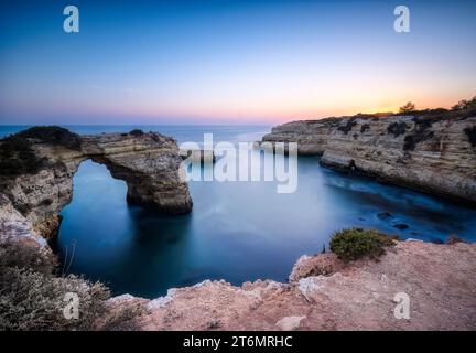 L'arche rocheuse connue sous le nom d'Arco de Almandeira sur la plage d'Almandeira ou Praia de Almandeira sur la côte sud de l'Algarve au Portugal Banque D'Images