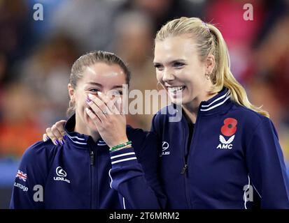 La Grande-Bretagne Jodie Burrage (à gauche) et Katie Boulter sur le court avant le premier jour du match de la coupe Billie Jean King 2023 entre la Grande-Bretagne et la Suède à la Copper Box Arena, à Londres. Date de la photo : Samedi 11 novembre 2023. Banque D'Images