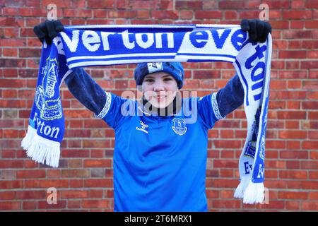 11 novembre 2023 ; Selhurst Park, Selhurst, Londres, Angleterre; premier League football, Crystal Palace contre Everton ; fan d'Everton posant devant Selhurst Park Banque D'Images
