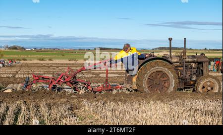 East Lothian, Écosse, Royaume-Uni, 11 novembre 2023. East Lothian Ploughing Association Match : l'événement annuel a lieu cette année à East Fenton Farm, avec des participants dans une variété de tracteurs anciens labourant leur parcelle de sillons jugés sur une variété de facteurs, y compris la rectitude, la régularité, la profondeur et l'absence de paille par une journée froide et ensoleillée. Sur la photo : un très vieux tracteur vintage Fordson, le plus ancien participant. Crédit : Sally Anderson/Alamy Live News Banque D'Images