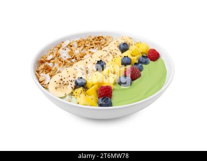 Savoureux bol de smoothie matcha servi avec des fruits frais et des flocons d'avoine isolés sur blanc. Petit déjeuner sain Banque D'Images