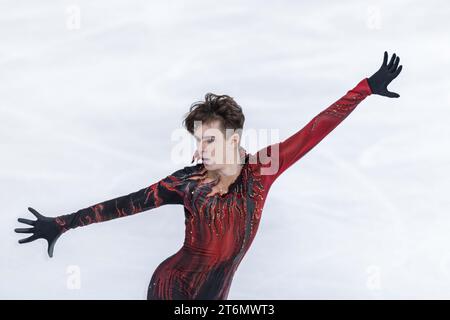 (231110) -- CHONGQING, 10 nov. 2023 (Xinhua) -- Mikhail Shaidorov, du Kazakhstan, joue lors du patinage libre masculin au Grand Prix ISU de patinage artistique de la coupe de Chine 2023 dans la municipalité de Chongqing, dans le sud-ouest de la Chine, le 11 novembre 2023. (Xinhua/Huang Wei) Banque D'Images