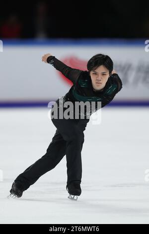 (231110) -- CHONGQING, 10 nov. 2023 (Xinhua) -- le Japonais Uno Shoma joue pendant le patinage libre masculin au Grand Prix ISU de patinage artistique de la coupe de Chine 2023 dans la municipalité de Chongqing, dans le sud-ouest de la Chine, le 11 novembre 2023. (Xinhua/Xu Yanan) Banque D'Images