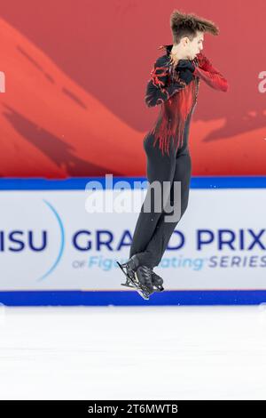(231110) -- CHONGQING, 10 nov. 2023 (Xinhua) -- Mikhail Shaidorov, du Kazakhstan, joue lors du patinage libre masculin au Grand Prix ISU de patinage artistique de la coupe de Chine 2023 dans la municipalité de Chongqing, dans le sud-ouest de la Chine, le 11 novembre 2023. (Xinhua/Chu Jiayin) Banque D'Images