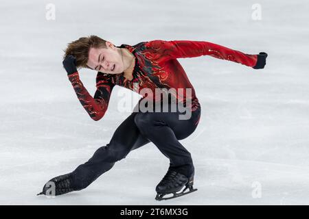 (231110) -- CHONGQING, 10 nov. 2023 (Xinhua) -- Mikhail Shaidorov, du Kazakhstan, joue lors du patinage libre masculin au Grand Prix ISU de patinage artistique de la coupe de Chine 2023 dans la municipalité de Chongqing, dans le sud-ouest de la Chine, le 11 novembre 2023. (Xinhua/Huang Wei) Banque D'Images