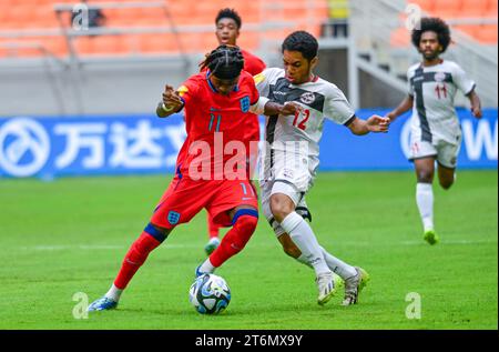 (231111) -- JAKARTA, 11 nov. 2023 (Xinhua) -- Joel Ndala (L) d'Angleterre concourt avec Jytrhim Upa de Nouvelle-Calédonie lors du match du groupe C de la coupe du monde U-17 de la FIFA, Indonésie 2023 à Jakarta, Indonésie, le 11 novembre 2023. (Xinhua/Zulkarnain) Banque D'Images