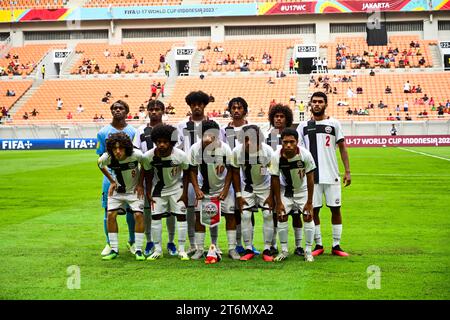 (231111) -- JAKARTA, 11 novembre 2023 (Xinhua) -- les joueurs de Nouvelle-Calédonie s'alignent avant le match du groupe C de la coupe du monde U-17 de la FIFA, Indonésie 2023 entre la Nouvelle-Calédonie et l'Angleterre à Jakarta, Indonésie, le 11 novembre 2023. (Xinhua/Zulkarnain) Banque D'Images