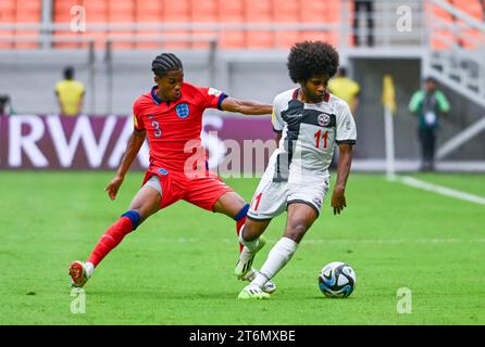 (231111) -- JAKARTA, 11 nov. 2023 (Xinhua) -- Jayden Meghoma (L), d'Angleterre, concourt avec Jean-Yves Saiko, de Nouvelle-Calédonie, lors du match du groupe C de la coupe du monde U-17 de la FIFA, Indonésie 2023, à Jakarta, Indonésie, le 11 novembre 2023. (Xinhua/Zulkarnain) Banque D'Images