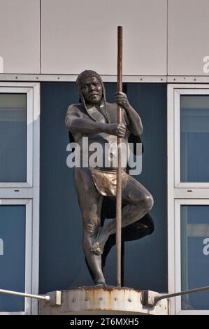 Statue d'un Africain dans une maison sur Plac Solny (Salzplatz) dans la vieille ville de Wrocław, Basse-Silésie, Pologne Banque D'Images