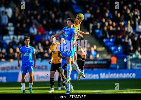 Peterborough, Royaume-Uni. 11 novembre 2023. DArchie Collins (27 Peterborough United) et Ryan Bennett (6 Cambridge United) ont disputé le match de Sky Bet League 1 entre Peterborough et Cambridge United à London Road, Peterborough, le samedi 11 novembre 2023. (Photo : Kevin Hodgson | MI News) crédit : MI News & Sport / Alamy Live News Banque D'Images