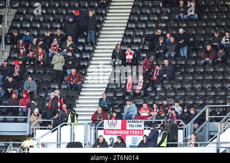 Les fans de Barnsley arrivent lors du match Sky Bet League 1 Derby County vs Barnsley au Pride Park Stadium, Derby, Royaume-Uni, le 11 novembre 2023 (photo de Mark Cosgrove/News Images) Banque D'Images